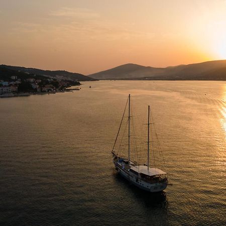 Apartments By The Sea Arbanija, Ciovo - 17332 Trogir Buitenkant foto